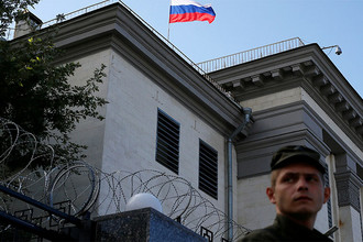Ситуация у посольства России в Киеве, где проходит голосование россиян на выборах в Государственную думу РФ