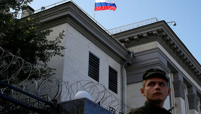 Ситуация у посольства России в Киеве, где проходит голосование россиян на выборах в Государственную...