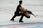 Канадцы Кейтлин Уивер и Эндрю Поже в произвольной программе танцев на льду