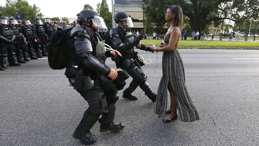 Медсестра из&nbsp;Нью-Йорка Ишия Эванс на&nbsp;акции протеста, вспыхнувшей после убийства полицией безоружных чернокожих мужчин, в&nbsp;городе Батон-Руж в&nbsp;штате Луизиана, США, 9&nbsp;июля 2016&nbsp;года. После того как эта фотография облетела СМИ, Ишия Эванс стала иконой движения Black Lives Matter, выступающего против насилия в&nbsp;отношении чернокожих