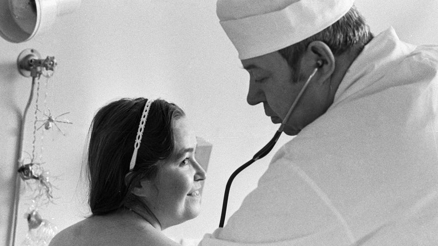 Профессор НИИ трансплантологии и искусственных органов Министерства здравоохранения СССР Валерий Шумаков проводит осмотр пациентки, которой было пересажено донорское сердце, 1987 год
