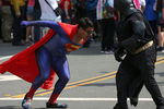 Бетмэн и Супермен на улице Сан-Диего во время фестиваля Comic Con, 2017 год