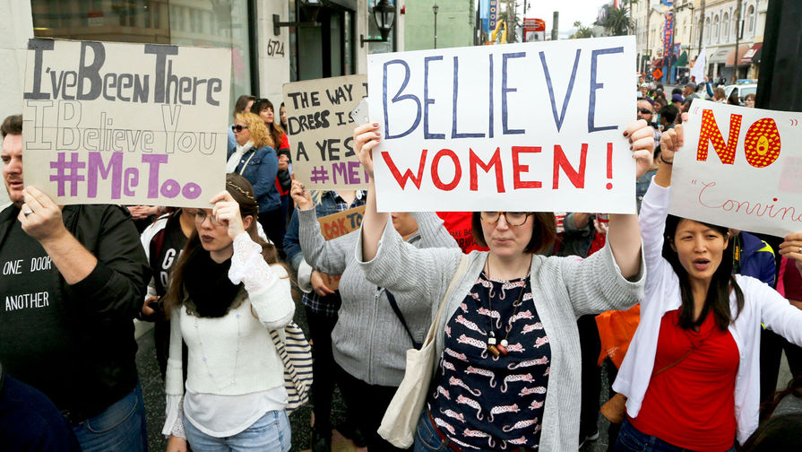 Участники акции протеста #MeToo против сексуальных домогательств. Лос-Анджелес, 2017 год