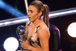 Игрок женской сборной Бразилии по футболу Марта с наградой The Best FIFA Football Awards 2018 в номинации «Лучший игрок-женщина года»