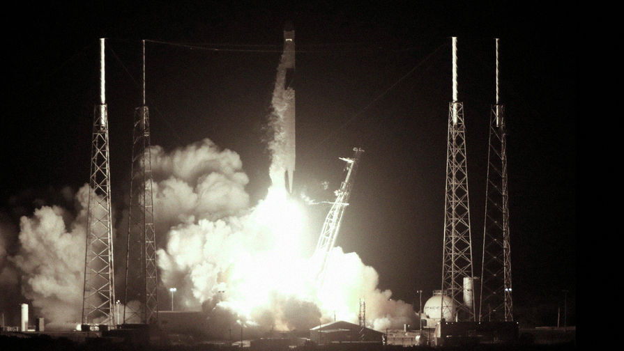 Запуск ракеты Falcon 9 с кораблем Dragon компании SpaceX с мыса Канаверал во Флориде, 4 мая 2019 года