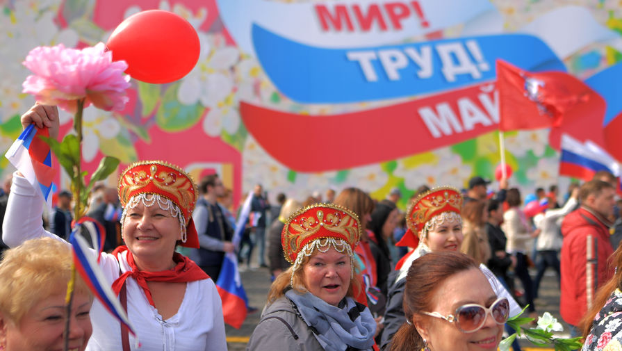 Участники первомайской демонстрации на Красной площади в Москве, 2018 год