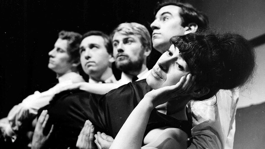 Терри Джонс (второй справа налево) в&nbsp;составе университетской театральной группы Late Night Revue во время Эдинбургского фестиваля, 1963 год