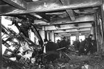 Пожарные и следователи осматривают последствия столкновения бомбардировщика B-25 со зданием Эмпайр-стейт-билдинг в Нью-Йорке, 28 июля 1945 года
