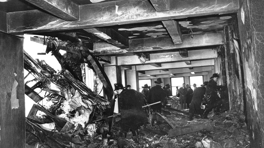Пожарные и следователи осматривают последствия столкновения бомбардировщика B-25 со зданием Эмпайр-стейт-билдинг в&nbsp;Нью-Йорке, 28 июля 1945 года