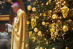 Епископ Иосиф Верт во время праздничного богослужения в канун Рождества в католическом Кафедральном соборе Преображения Господня в Новосибирске