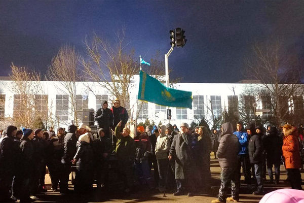 Протестующие на улице в Алма-Ате, 6 января 2022 года