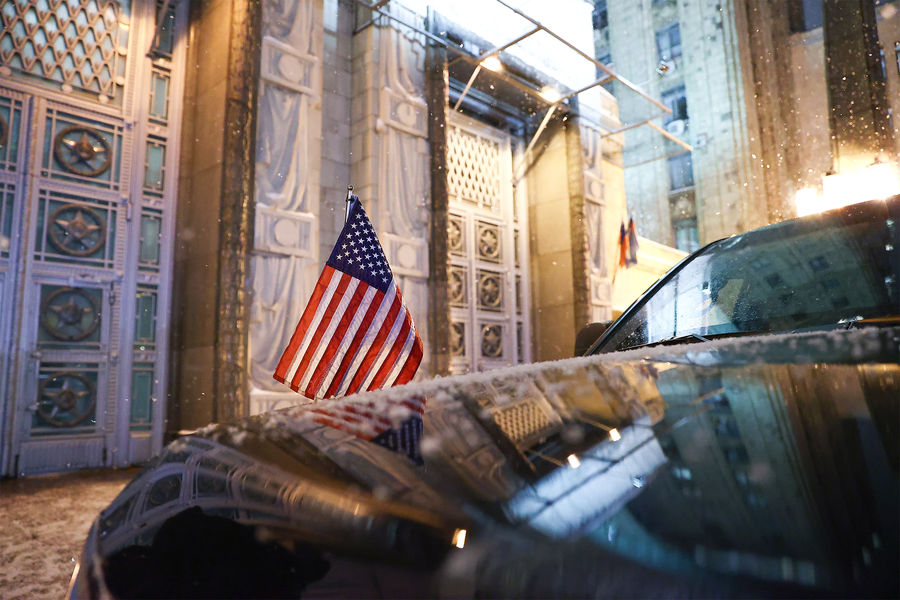 Автомобиль посла США в Москве Джона Салливана у здания МИД РФ на Смоленской площади, январь 2022 года