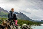 Грета Тунберг на фоне горы Акка в Скандинавских горах в шведской Лапландии, внесенных в список всемирного наследия ЮНЕСКО, 2021 год