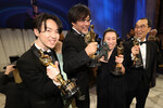 Команда фильма «Годзилла: Минус один» с наградой за «Лучшие визуальные эффекты» на 96-й церемонии вручения кинопремии «Оскар» в Лос-Анджелесе, 10 марта 2024 года
