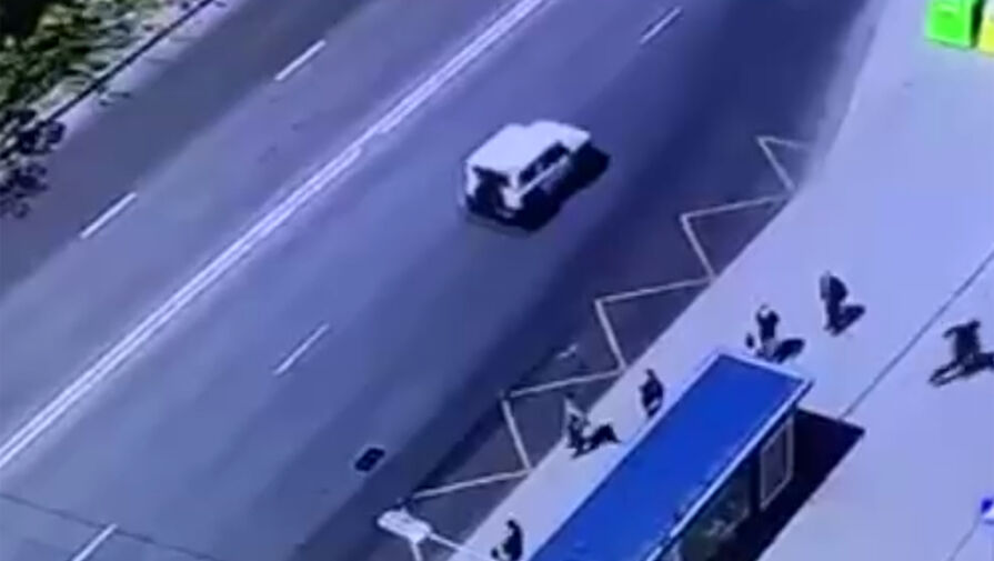 На видео попал момент нападения пьяного афганца с ножом на студентку в Москве
