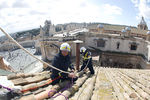 Пожарные Ватикана устанавливают трубу на крыше Сикстинской капеллы. Когда конклав выберет нового папу римского, из этой трубы пойдет белый дым