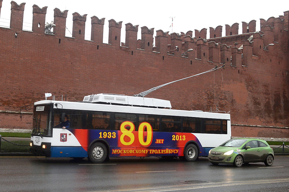 Во время парада в честь 80-летнего юбилея со дня открытия первого троллейбусного маршрута в Москве.