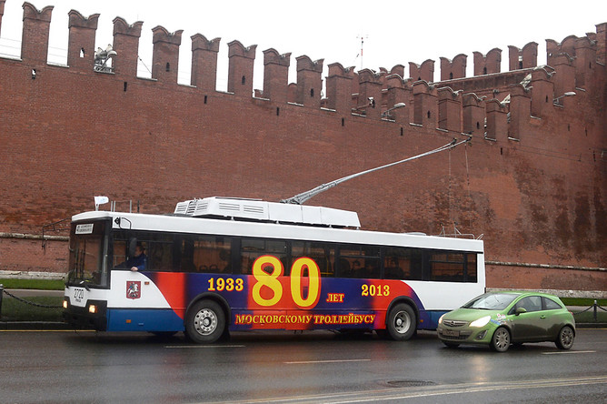 Во время парада в честь 80-летнего юбилея со дня открытия первого троллейбусного маршрута в Москве.