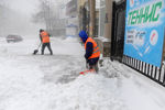 Дворники чистят снег на одной из улиц Челябинска