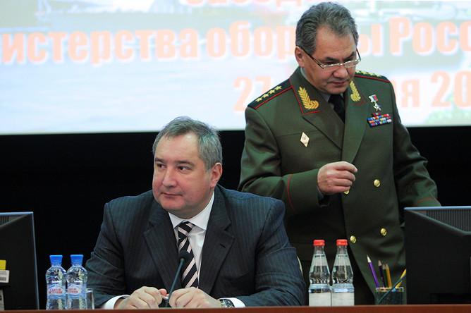 Заместитель председателя правительства РФ Дмитрий Рогозин и министр обороны России Сергей Шойгу