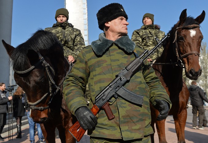 Военнослужащий внутренних войск МВД Донецкой народной республики перед&nbsp;церемонией инаугурации избранного главы Донецкой народной республики Александра Захарченко у&nbsp;здания Донецкого драматического театра