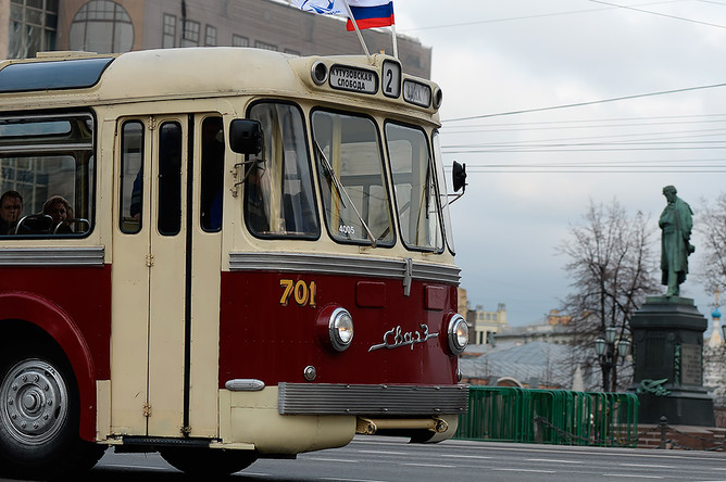 Ретротроллейбус на Тверской улице во время парада в честь 81-й годовщины со дня открытия первой столичной троллейбусной линии