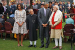 Мишель Обама, президент Индии Пранаб Кумар Мукерджи, Барак Обама и премьер-министр Индии Нарендра Моди перед военным парадом в честь Дня республики в Нью-Дели