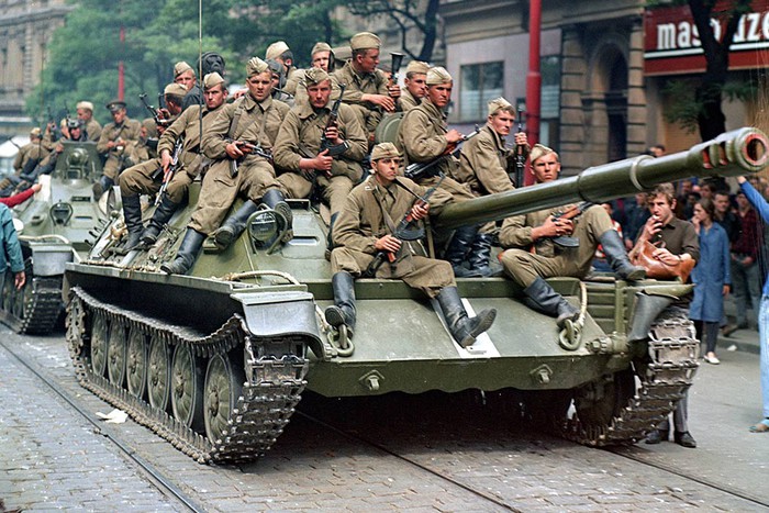 Советские военнослужащие на танке перед зданием Чешского радио в первый день вторжения, 21 августа 1968 год