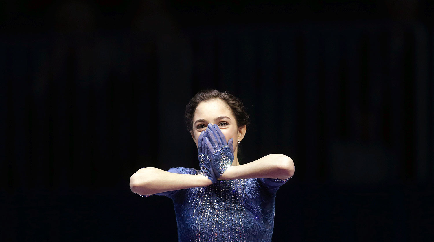 Чемпионка Европы Евгения Медведева во время награждения
