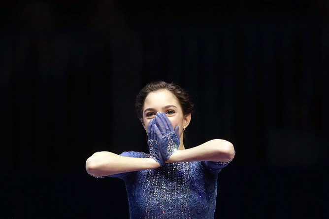 Чемпионка Европы Евгения Медведева во время награждения