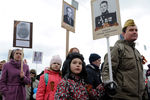 Участники акции памяти «Бессмертный полк» во время шествия в День Победы в Новосибирске