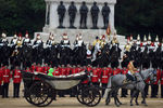 Парад выноса знамен в честь 90-летнего юбилея королевы Елизаветы II в Лондоне 