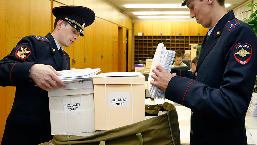 Коробки с документами проекта закона «О федеральном бюджете на 2016 год» в Доме правительства России 