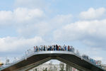 Вид на «Парящий мост» в Зарядье с Раушской набережной