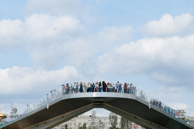 Вид на «Парящий мост» в Зарядье с Раушской набережной