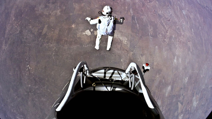Феликс Баумгартнер выполняет прыжок из&nbsp;капсулы на&nbsp;высоте 38 969&nbsp;метров, 14&nbsp;октября 2012