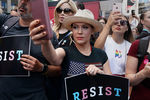 Алисса Милано во время протеста на Таймс-Сквер в Нью-Йорке против заявления Дональда Трампа о возможном запрете службы в армии для трансгендеров, июль 2017 года