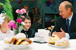 Владимир Путин во время визита в одну из школ, 2 сентября 2002 года