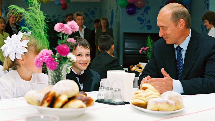 Владимир Путин во время визита в&nbsp;одну из&nbsp;школ, 2 сентября 2002 года