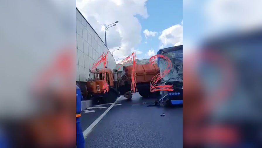 На Боровском шоссе грузовик столкнулся с автобусом, пострадали 10 человек