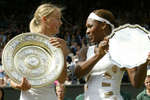 Мария Шарапова и Серена Уильямс с трофеями после финала Уимблдонского турнира, 2004 год
Мария Шарапова стала первой россиянкой, выигравшей турнир Уимблдона