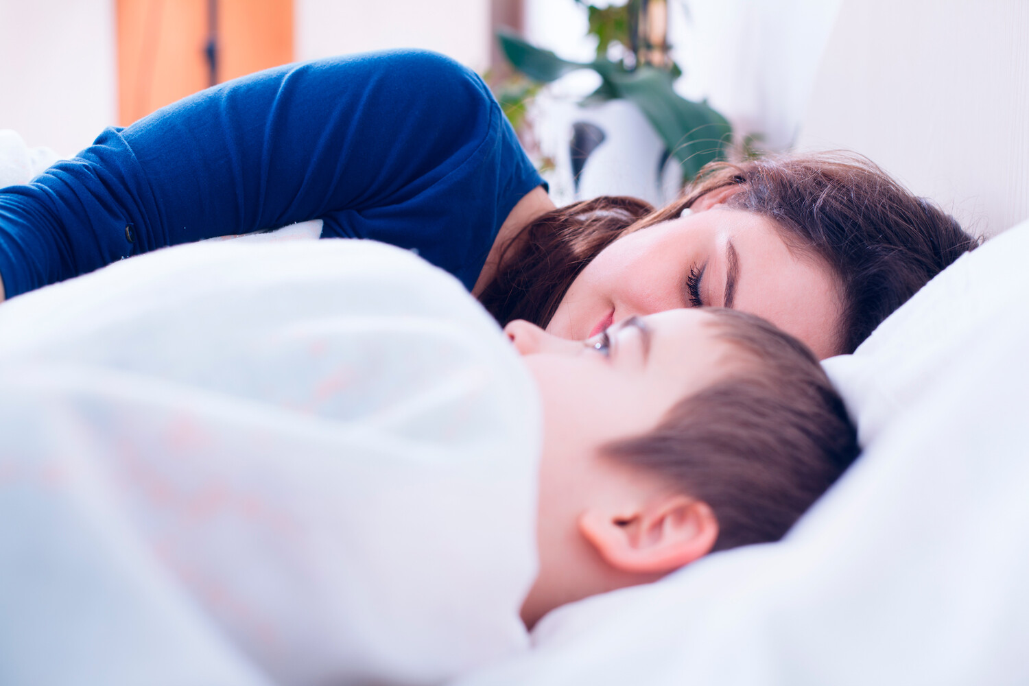 Ребёнок приходит ночью к родителям: 4 проблемы детского сна