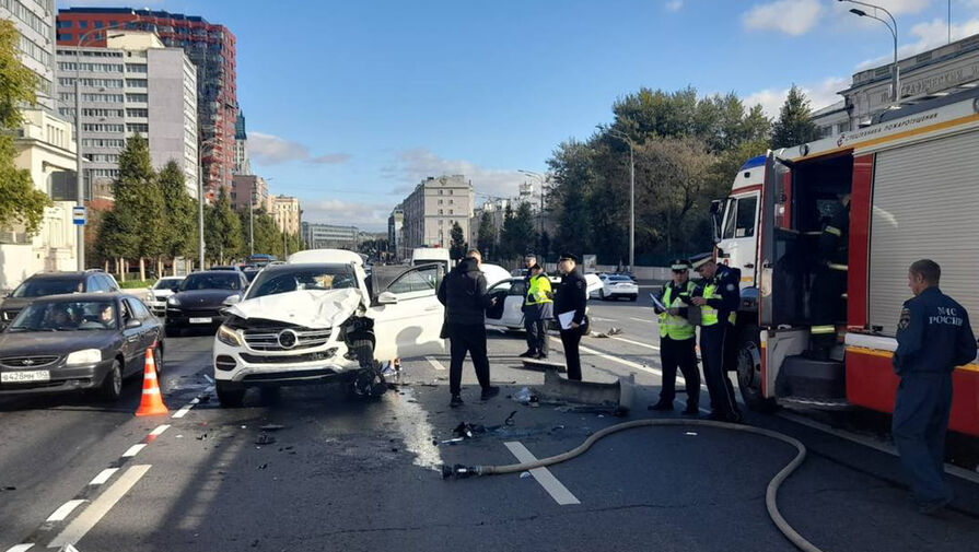 Автомобиль протаранил двух человек на дороге в центре Москвы