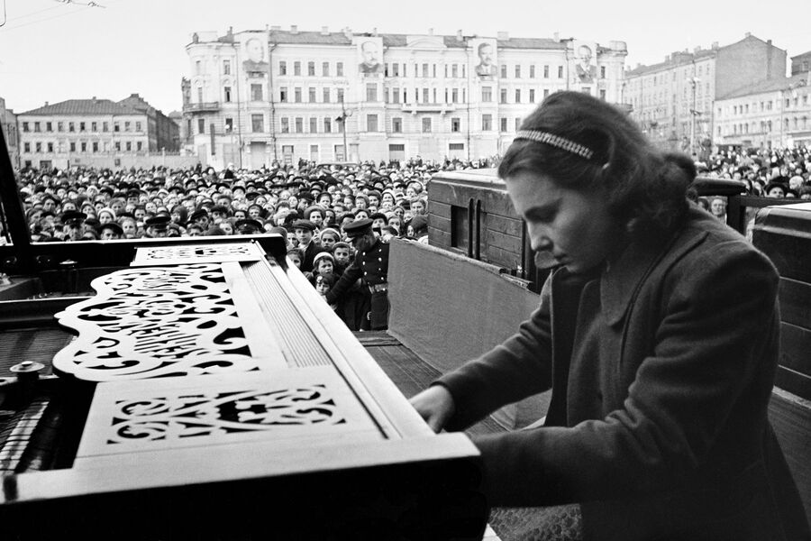 Пианистка Московской консерватории Нина Петровна Емельянова во время выступления на&nbsp;площади Маяковского в&nbsp;Москве, 9&nbsp;мая 1945&nbsp;года