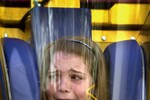 Девочка на аттракционе Maliboomer во время торжественного открытия тематического парка «Калифорнийские приключения Диснея» в Анахайме, Калифорния, 8 февраля 2001 года 