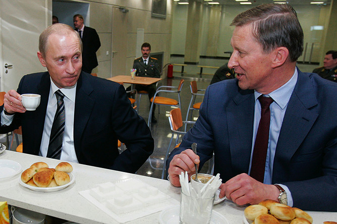 Президент России Владимир Путин и заместитель главы правительства, министр обороны РФ Сергей Иванов во время посещения новой штаб-квартиры Главного разведывательного управления Генерального штаба Вооруженных сил России, 2006 год