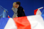 Кандидат в президенты Франции от движения «Вперед!» Эммануэль Макрон с супругой Бриджит после объявления предварительных результатов голосования, 23 апреля 2017 года