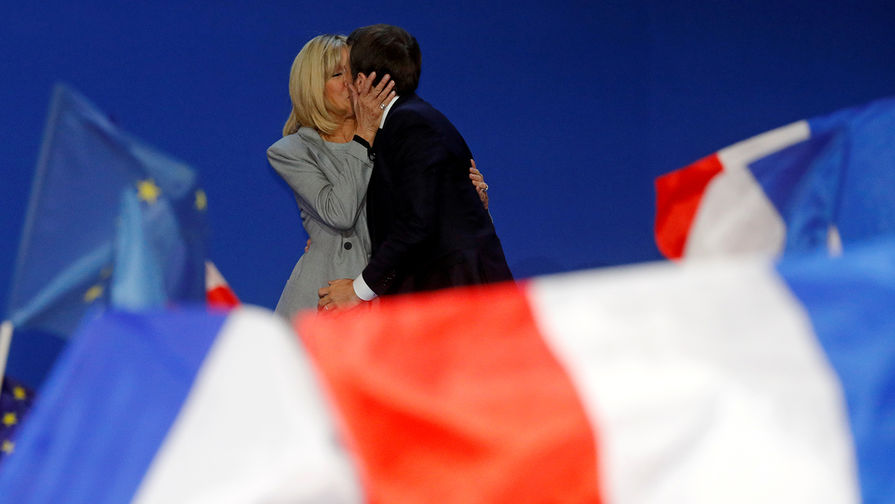 Кандидат в президенты Франции от движения «Вперед!» Эммануэль Макрон с супругой Бриджит после объявления предварительных результатов голосования, 23 апреля 2017 года