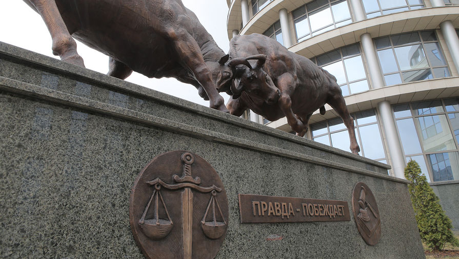 Скульптура «Правда побеждает» перед зданием Московского городского суда