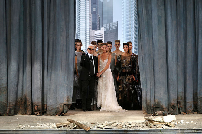 Карл Лагерфельд в окружении моделей на показе коллекции Chanel в Париже, 2013 год